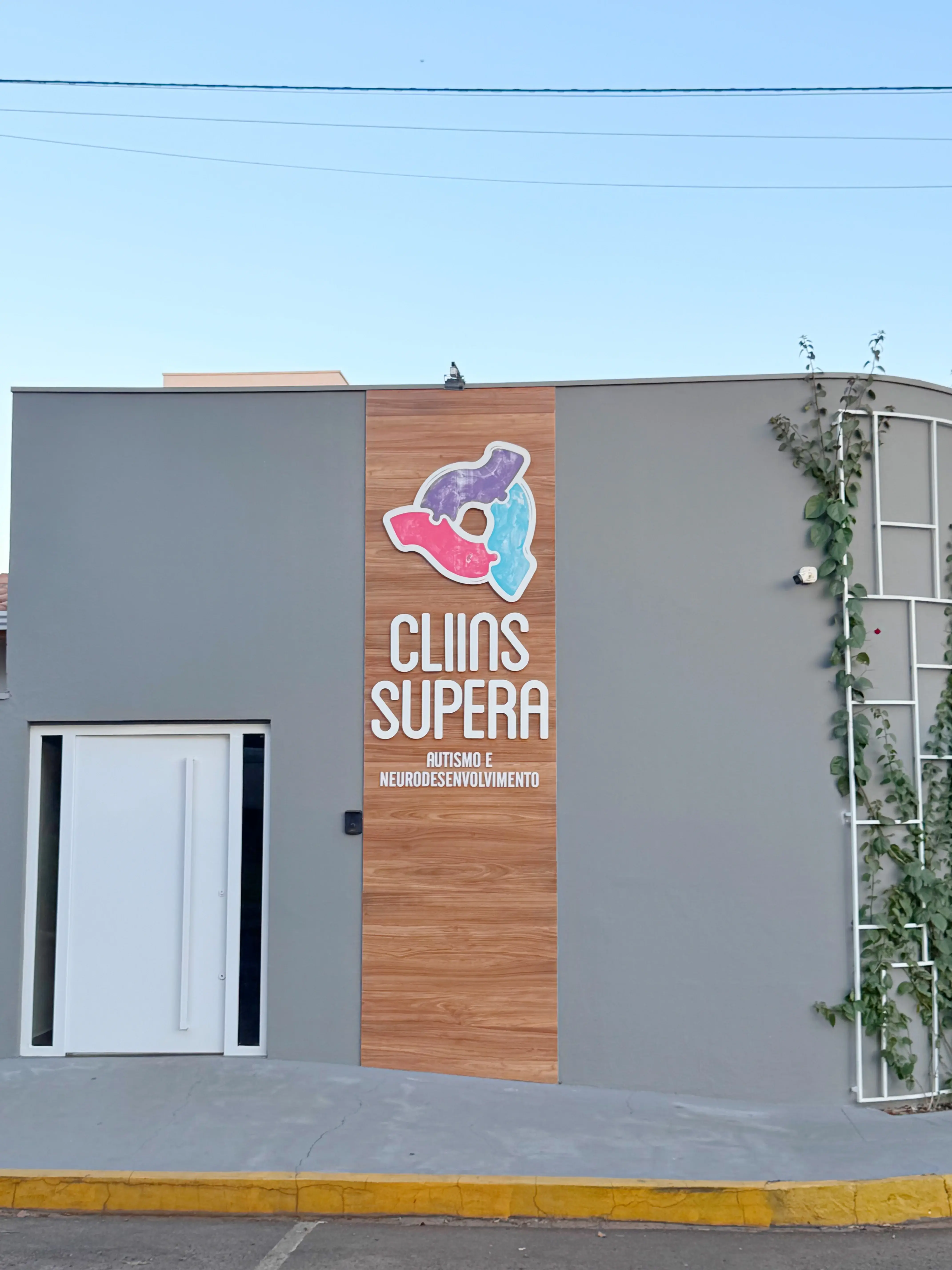 Fachada da Cliins Supera — clínica onde Laura Oliveira atende presencialmente em Bariri-SP